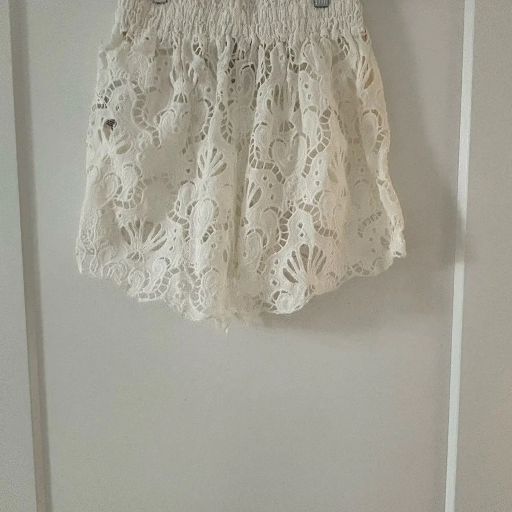 Farm Rio white laced shorts in size small - Picture 4 of 7